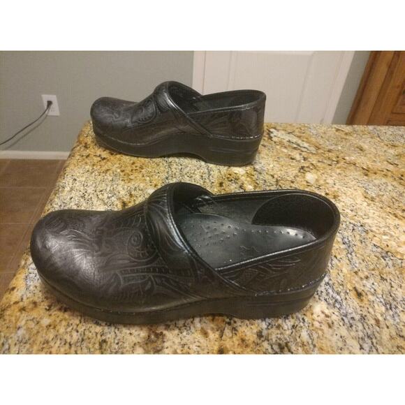 DANSKO BLACK LEATHER EMBOSSED TOOLED CLOGS SIZE 6.5 / 37 - Picture 7 of 12
